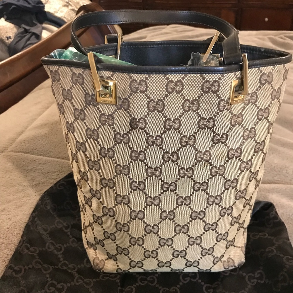 Gucci Bag Medium size excellent condition!